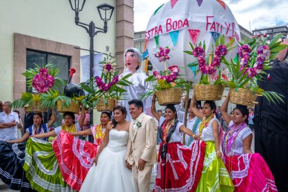 Las celebraciones de bodas en México son muy coloridas y costosas.