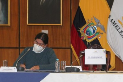 El presidente de la Comisión, José Cabascango, junto a la silla vacía con el nombre del presidente, en esta ocasión bien escrito.