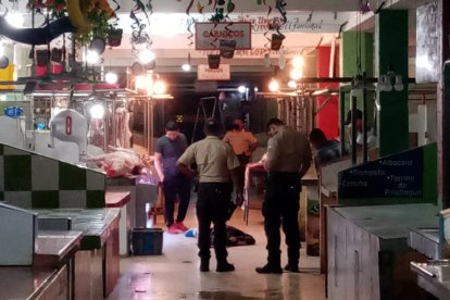 En medio de los puestos de carne y pescado quedó el cadáver.