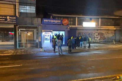 La Policía también busca al sujeto que habría avisado a los cuatro pillos que se acercaba un patrullero policial por la zona.