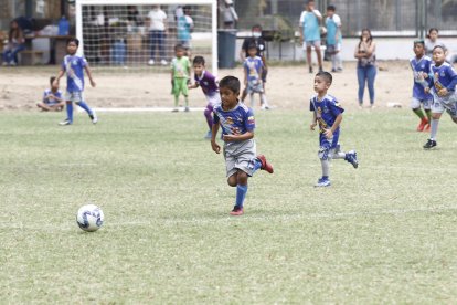 Al pequeño de 7 años le gusta jugar de delantero, pero también tapa.