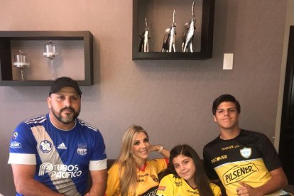 Carlos Hidalgo juega en contra en su casa. Es el único emelcista, mientras que su esposa y dos hijos son barcelonistas.