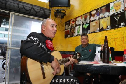 Giorvis Rojas entona un son cubano en compañía de sus compatriotas, antes de salir a trabajar.