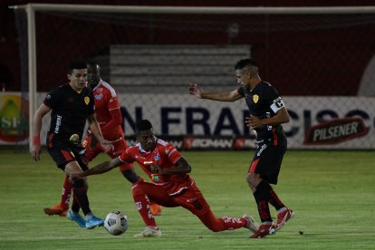 El argentino Víctor Figueroa (d) marcó el gol del empate (1-1) ante Técnico Universitario.