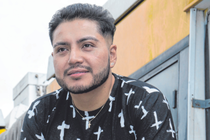 El músico, desde niño, era fan de la música popular. Luchó mucho para convertirse en profesional