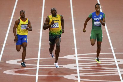 Álex Quiñónez (i) junto a Usain Bolt (c) en la final olímpica de los 200 metros planos en Londres 2012.