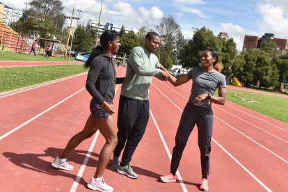 Álex Quiñónez junto a sus ‘hermanitas’ Anahí Suárez (i) y Ángela Tenorio, a quienes aconsejó durante viajes, entrenamientos y pruebas.