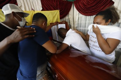 El cuerpo del velocista Álex Quiñónez fue velado ayer en su domicilio. Familiares y amigos lo despidieron entre lágrimas.