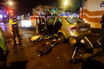Los detenidos tras el asalto a la pizzería fueron capturados con dos pistolas.