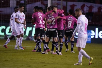 Los rayados siguen firmes en la punta de la etapa tras ganar a los albos y llegar a los 24 puntos.