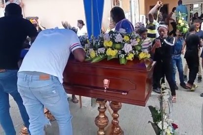 El féretro con los restos del atleta fue sacado del domicilio de su progenitora y velado en la calle.