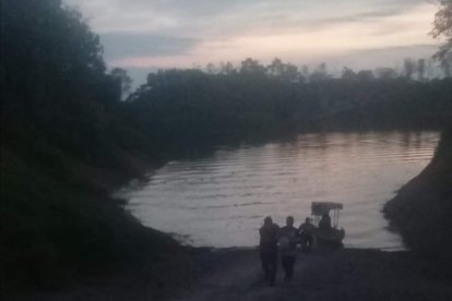 La niña habría sido llevada en canoa hasta un centro de salud.