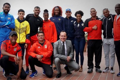 Juan Naranjo (de terno) apoyó en su preparación al equipo de velocidad, del que formó parte Álex Quiñónez.