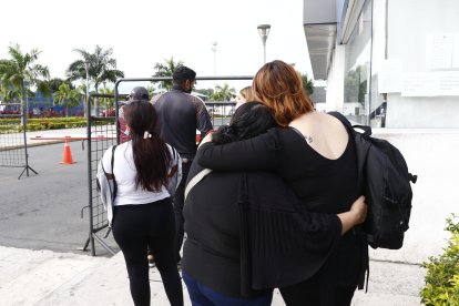 Familiares de los reclusos asesinados llegaron al Laboratorio de Criminalística.