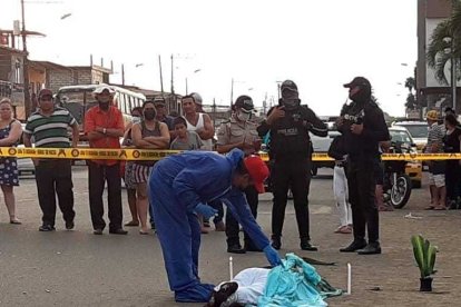 El cuerpo de José Cedeño quedó tendido sobre la calle.