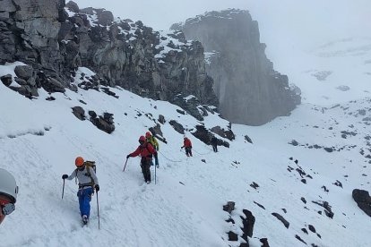 Parte del primer grupo de rescatistas que acudió al auxilio de los escaladores que sufrieron la emergencia la mañana de este domingo 24 de octubre.