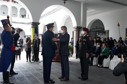 Acto. El presidente Guillermo Lasso impuso una condecoración a un oficial militar.