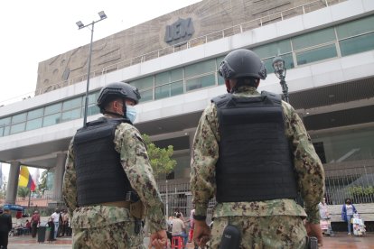 Dos militares acudieron también al llamado de alerta, para brindar seguridad en los exteriores del edificio de la Corte Provincial.
