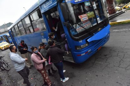 En algunos sectores de la capital las personas se amontonaban para tomar un bus.