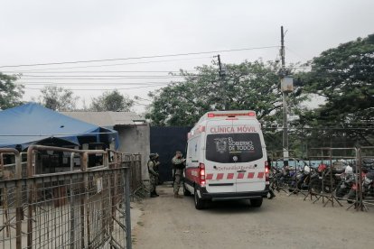 Una clínica móvil del Ministerio de Salud llegó al sitio. El ingreso de visitas ha sido suspendido.