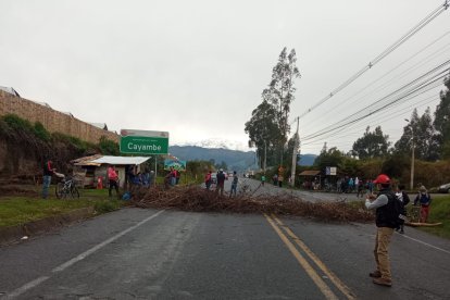 Las vías de Ayora-Cayambe se encuentran cerradas por los manifestantes.