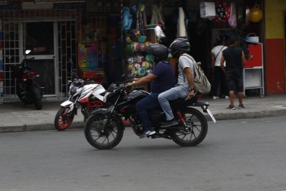 Referencial. En Guayaquil se prohibiría que dos personas circulen en moto.