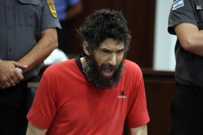 El hombre, quien hace como gato, fue desalojado del recinto jurídico.