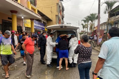 La víctima, con heridas en la cabeza y abdomen, fue trasladada al hospital.