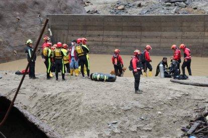 Personal especializado ingresó a la represa para sacar los dos cuerpos.