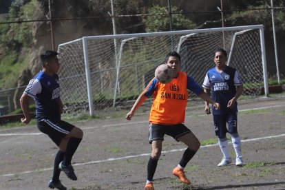 El balón volvió a rodar en la liga San Roque, para alegría de los jugadores, con partidos de entrenamiento.