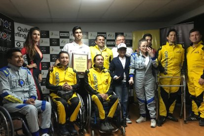 Juan Manuel Correa (c) es embajador del primer equipo de karting adaptado que entrena y compite en el kartódromo Dos Hemisferios.