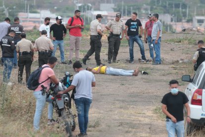 El cadáver de un joven fue hallado por una niña, en la parte alta de un cerro, en el noroeste de Guayaquil.