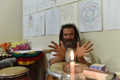 Desde los 30 años ha llevado rastas y la primera vez se las  hicieron en Esmeraldas.