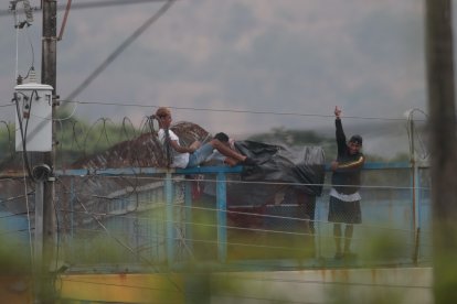 En la ‘Peni’ hubo reos que conversaban en las partes altas de las paredes.