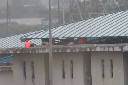 Sobre un techo, un preso de la Regional observaba hacia un costado.