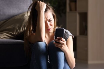 Mantener fotos y conversaciones en redes sociales, mientras se está empezando una nueva relaciones, puede ser una tentación