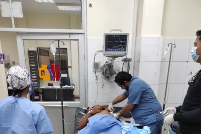 El joven apuñalado por su padre fue atendido de emergencia.