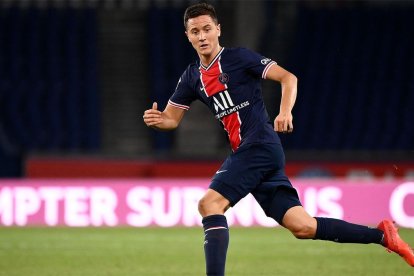 El español Ander Herrera se destaca como volante del PSG francés.