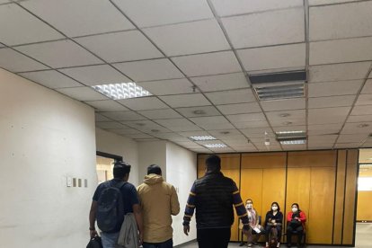 El principal sospechoso (chompa café) es buscado por la Policía, luego de haberse fugado de la cárcel de Latacunga.