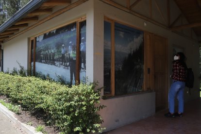 Dentro de la construcción abandonada hay un colchón y utensilios de cocina.