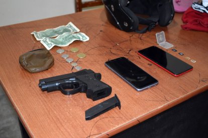 Las evidencias supuestamente halladas en poder de los dos sospechosos.