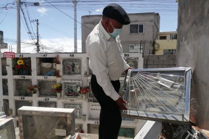 Julio Acosta encontró entre varias lápidas la de su madre, que fue retirada de su bóveda que ahora ocupa otro muerto.