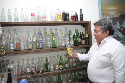 El anticuario y restaurador tiene una colección de aproximadamente 500 envases antiguos.