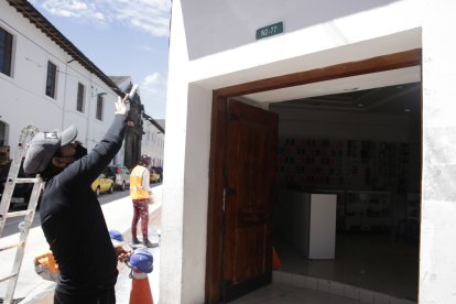 Marcelo Cabrera indica dónde estaba el letrero que se le llevaron.