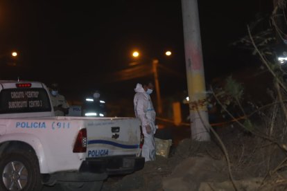Policías llegaron al sector para retirar el cuerpo.