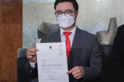 El secretario Jurídico de la Presidencia. Fabián Pozo, entregó la propuesta legal a la Asamblea