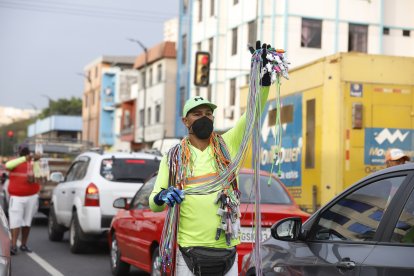 Víctor labora con otros comerciantes en ese punto del centro de Guayaquil. Todos están unidos y tienen chalecos distintivos para generar confianza.