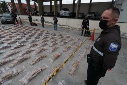 La droga incautada fue mostrada en una dependencia policial cercana a un puerto marítimo.