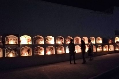 Las  diferentes tumbas serán iluminadas con velas, para iluminarles el camino a la eternidad.
