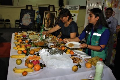 Música y diversos alimentos en memoria de difuntos.